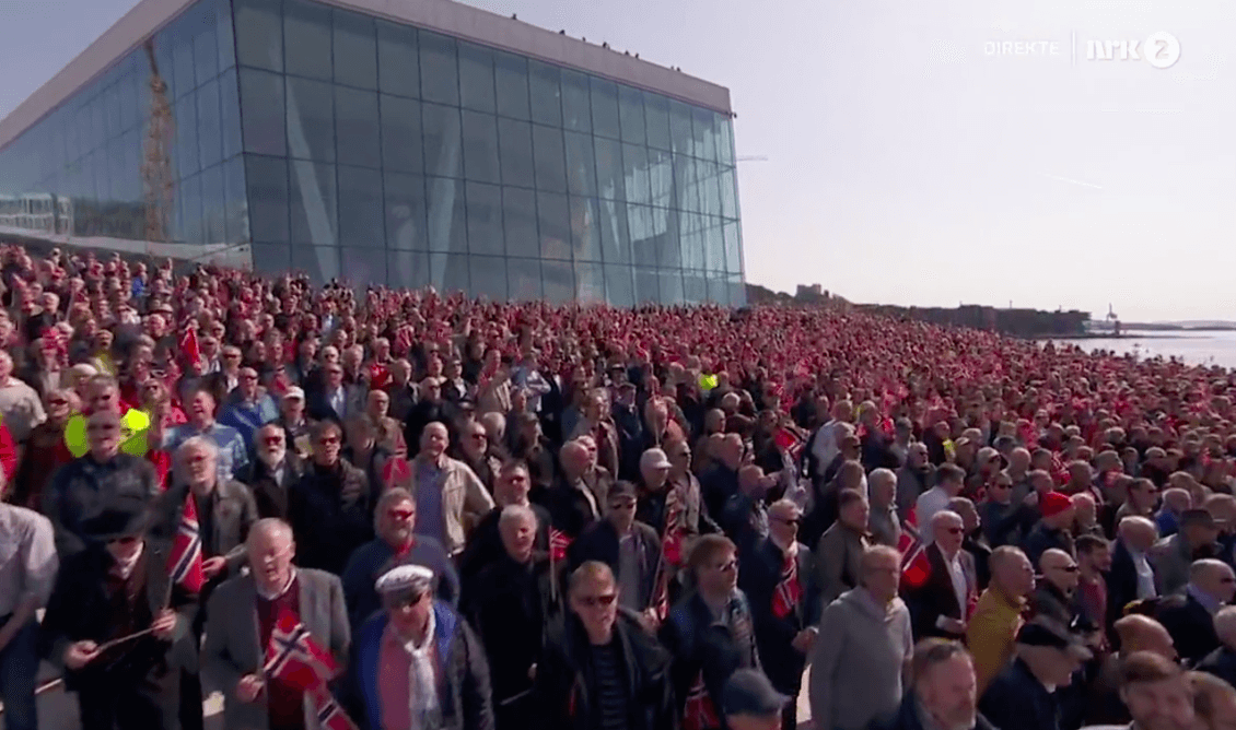 


3000 personer samlades för att sjunga Verdi på operahusets tak i Oslo den 14 april 2018 när operan fyllde 10 år. Foto: Skärmdump/ NRK                                                                                                                                    