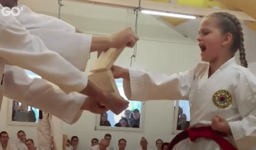 

Ida-Mariw Gjerløv slår av plankan vid gradueringen till svart bälte i taekwondo förra helgen. Foto: Skärmavbild/ Go'morgen Danmark                                                                                        