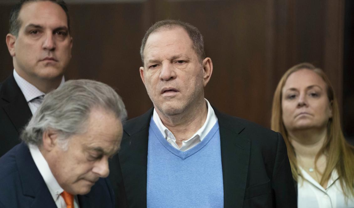 


Harvey Weinstein, i mitten, vid fredagens domstolsförhandling. Foto: Steven Hirsch                                                                                                                                    