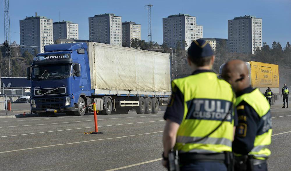 
Tullen kontrollerar fordon från färjetrafiken i Värtahamnen i Stockholm.
Foto: Anders Wiklund/TT                                            