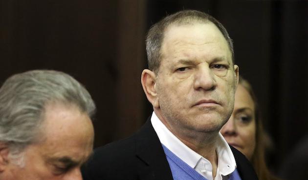


Harvey Weinstein, här till höger om advokaten Benjamin Brafman, överlämnade sig till myndigheterna i förra veckan. Sedan dess har han inget pass och är försedd med "fotboja", men fri mot borgen. Foto: Jefferson Siegel                                                                                                                                    