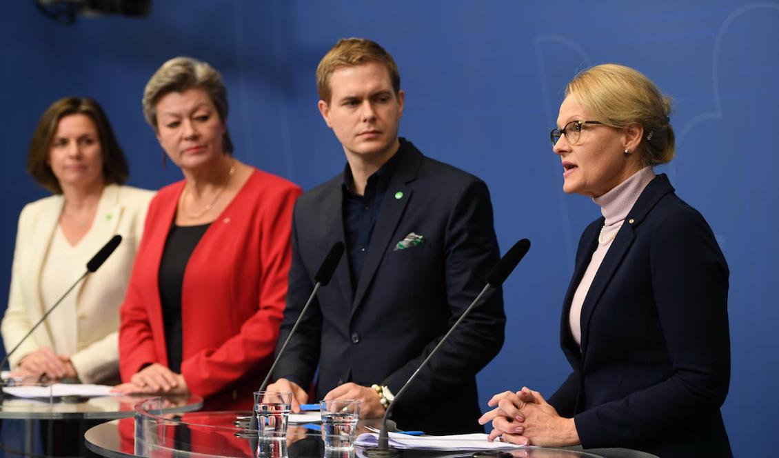 




Klimat- och biståndsminister Isabella Lövin (MP), arbetsmarknadsminister Ylva Johansson (S), utbildningsminister Gustav Fridolin (MP) och migrationsminister Heléne Fritzon när de presenterar förslaget som regeringen enats om. Foto: Henrik Montgomery / TT/Arkivbild.                                                                                                                                                                                                                            