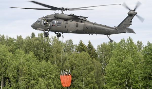 


En helikopter startar från Broddbo utanför Sala på nationaldagen, där räddningstjänsten har sin brytpunkt för skogsbränderna i området. Foto: Fredrik Sandberg/TT                                                                                                                                    