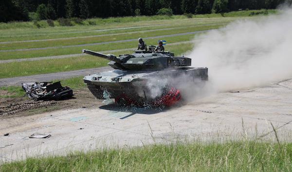 
En svensk Stridsvagn 122 vid precisionskörning under Strong Europe tank challenge. Foto: Christian Marquardt                                            