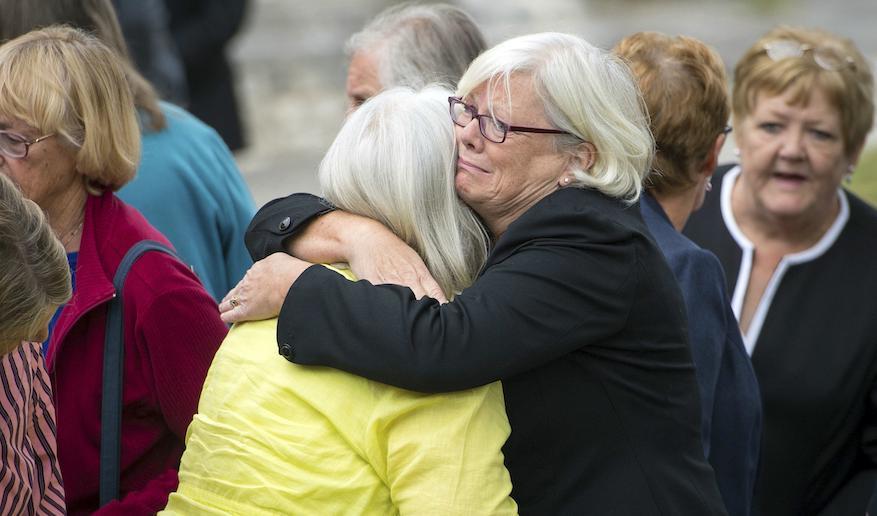 

Anhöriga till människor som dog av överdoseringarna vid Gosport War Memorial Hospital tröstar varandra efter att undersökningskommissionen lämnat sin rapport på onsdagen. Foto: Dominic Lipinski/PA/AP/TT                                                                                        