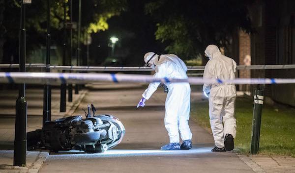 


Polisens tekniker undersöker en moped efter att en 24-årig man skjutits ihjäl i Lindängen dagen före midsommar. Foto: Johan Nilsson/TT/Arkivbild                                                                                                                                    
