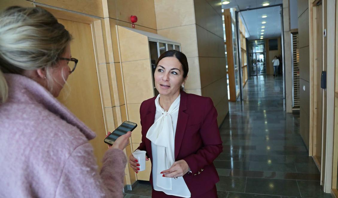 
Advokat Elisabeth Massi Fritz intervjuas av journalister utanför en rättsal. Foto: Jeppe Gustafsson / TT/ Arkivbild.                                            