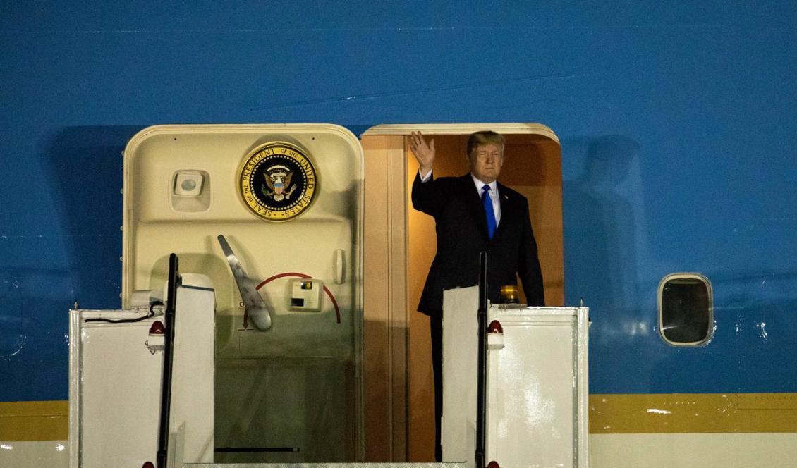 

USA:s president Donald Trump anländer till toppmötet med Nordkoreas ledare Kim Jong-un i Singapore, 10 juni 2018. Foto: Samira Bouaou/The Epoch Times                                                                                        