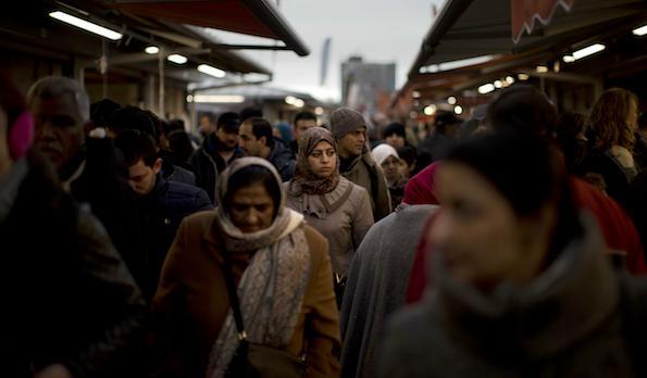 
Nederländerna förbjuder ansiktstäckande bonader som burka i offentliga byggnader. Foto: Emilio Morenatti/AP/TT/Arkivbild från nederländska Haag                                            