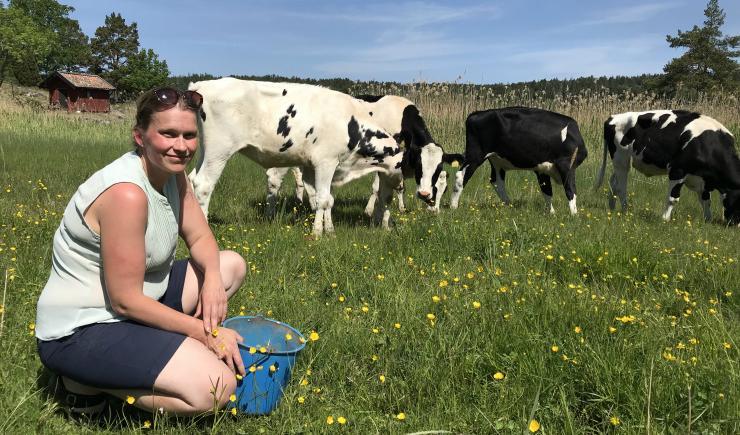 
Malin Östlingsson på Åva gård. Foto: Rädda Åva Gård                                            