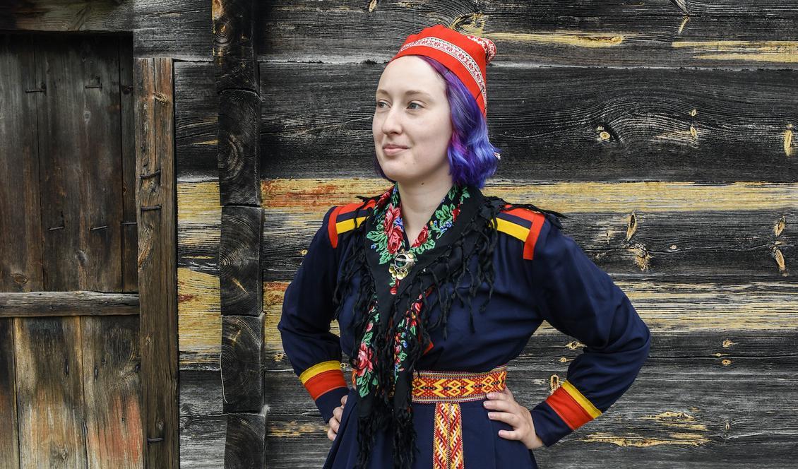 


Evelina Kallträsk i sin gammelfarmor Stina Gaup Westerlunds kolt. Bilden är tagen på Kulturen i Lund. Foto: Viveca Ohlsson, Kulturen                                                                                                                                    
