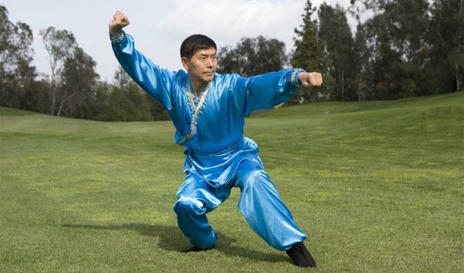 


Kampkonstmästaren Li Youfu övar Wushu. Han är huvuddomare för NTD Televisions kampkonsttävling. Foto: Epoch Times                                                                                                                                    