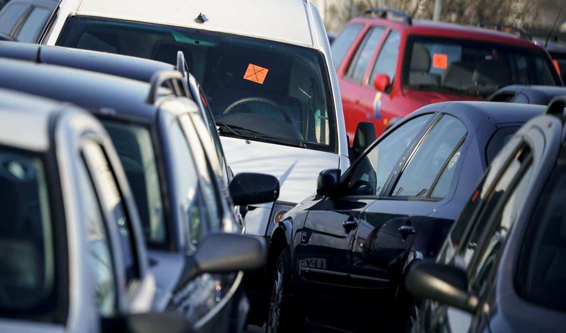 
Sedan lagändringen 2014 har tusentals bilar beslagtagits i Stockholm, Göteborg och Malmö till stora kostnader för kommunerna. Här en uppställningsplats i Malmö. Foto: TT-arkivbild                                            