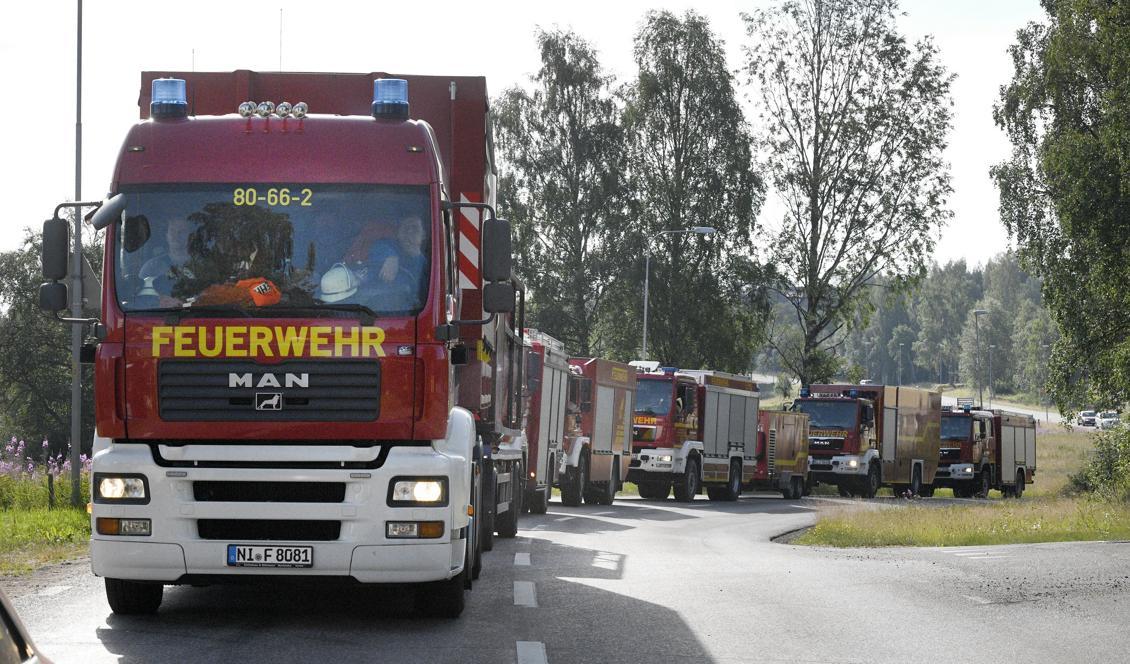 Tyska brandbilar och brandmän har satts in för att bekämpa branden vid Trängslet. Foto: Nisse Schmidt/TT