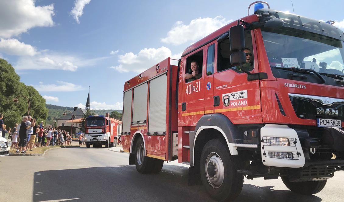 Konvojen med polska brandbilar passerade Rättvik på söndagen. På sin väg norrut möttes de av jubel och applåder. Foto: Lisa Abrahamsson/TT