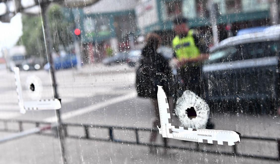 



Tre män sköts ihjäl vid ett internetkafé på Drottninggatan i Malmö den 18 juni. Ett stort antal personer blev vittnen till händelsen som inträffade vid 20-tiden. Foto: Johan Nilsson/TT-arkivbild                                                                                                                                                                                