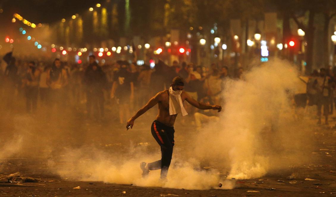 VM-guldfirandet urartade på många håll i Frankrike, som här på Paris paradgata Champs Élysées. Foto: Thibault Camus/AP/TT