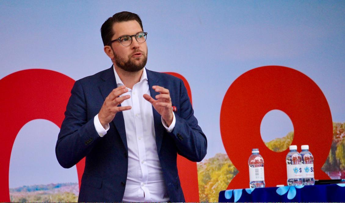 


Sverigedemokraternas partiledare Jimmie Åkesson talar i Almedalen, 7 juli 2018. Foto: Susanne W Lamm/Epoch Times                                                                                                                                    