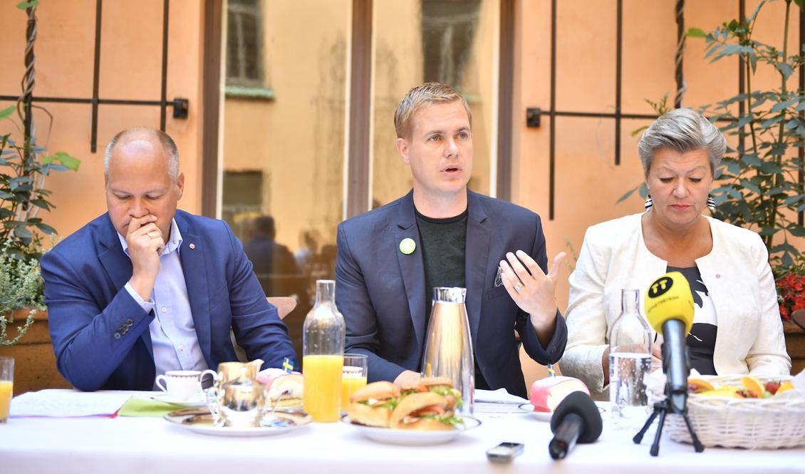 








Regeringen vill att det ska bli möjligt att förbjuda rasistiska organisationer. Morgan Johansson (S), Gustav Fridolin (MP) och Ylva Johansson (S) vid regerings pressträff i veckan. Foto: Vilhelm Stokstad/TT                                                                                                                                                                                                                                                                                                                                                                                                            