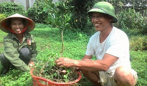































Nguyen Huu Chinh och hans fru. Foto: DKN.tv                                                                                                                                                                                                                                                                                                                                                                                                                                                                                                                                                                                                                                                                                                                                                                                                                                                                                                                                                                                                                                                                                                                                                                                                                                                                                                                                                                                                                                                                
