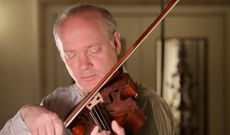 
Den hyllade violasten Paul Neubauer framför Dmitrij Sjostakovitjs (1906-1975) återfunna fiolstycke. Foto: Skärmdump/ Youtube                                            