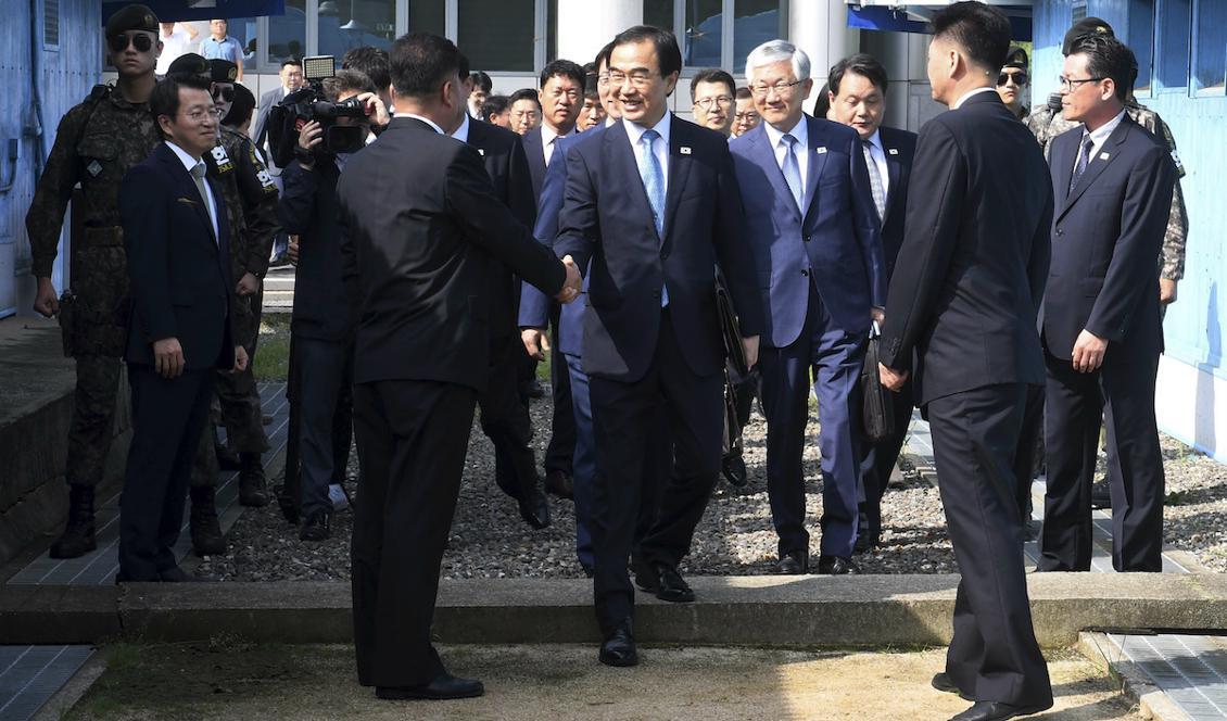 Sydkoreas återföreningsminister Cho Myoung-Gyon, i mitten, på väg över gränslinjen i Panmunjom till måndagens möte. Foto: Yonhap/AP/TT