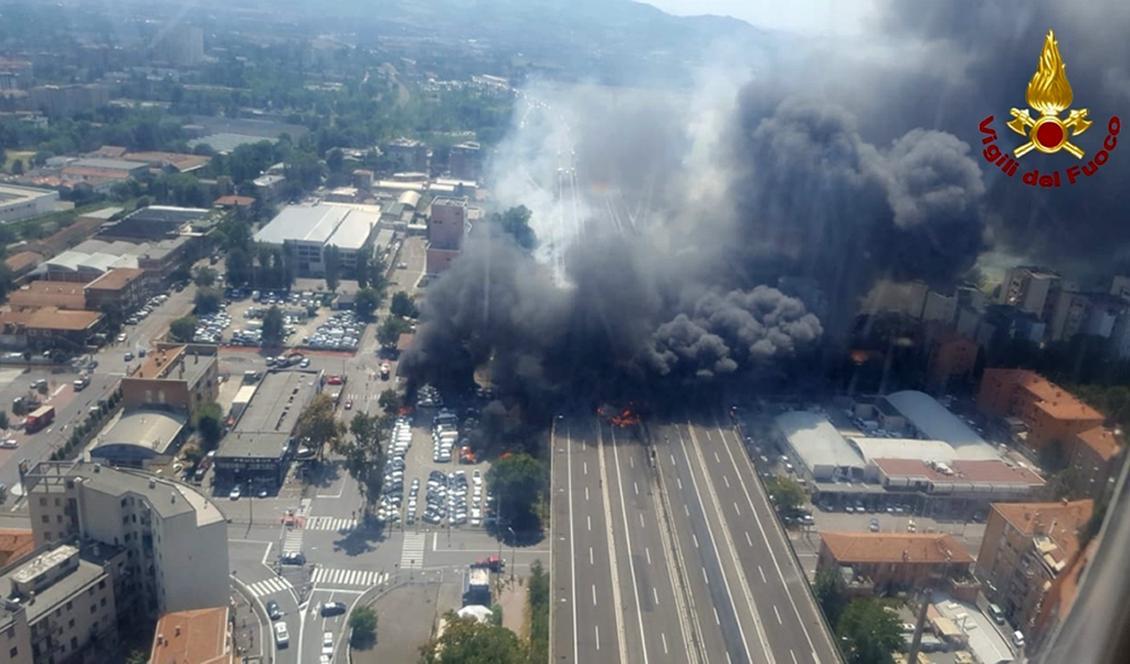 
På bilden som tagits av den italienska räddningstjänsten syns en stor rökplym på motorvägen i Bologna. Foto: Vigili Del Fuoco via AP/TT                                            