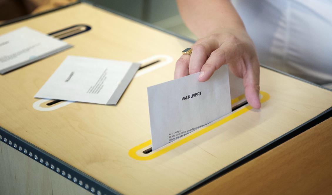 De som väljer att poströsta blir fler för varje val. Foto: Jessica Gow/TT-arkivbild