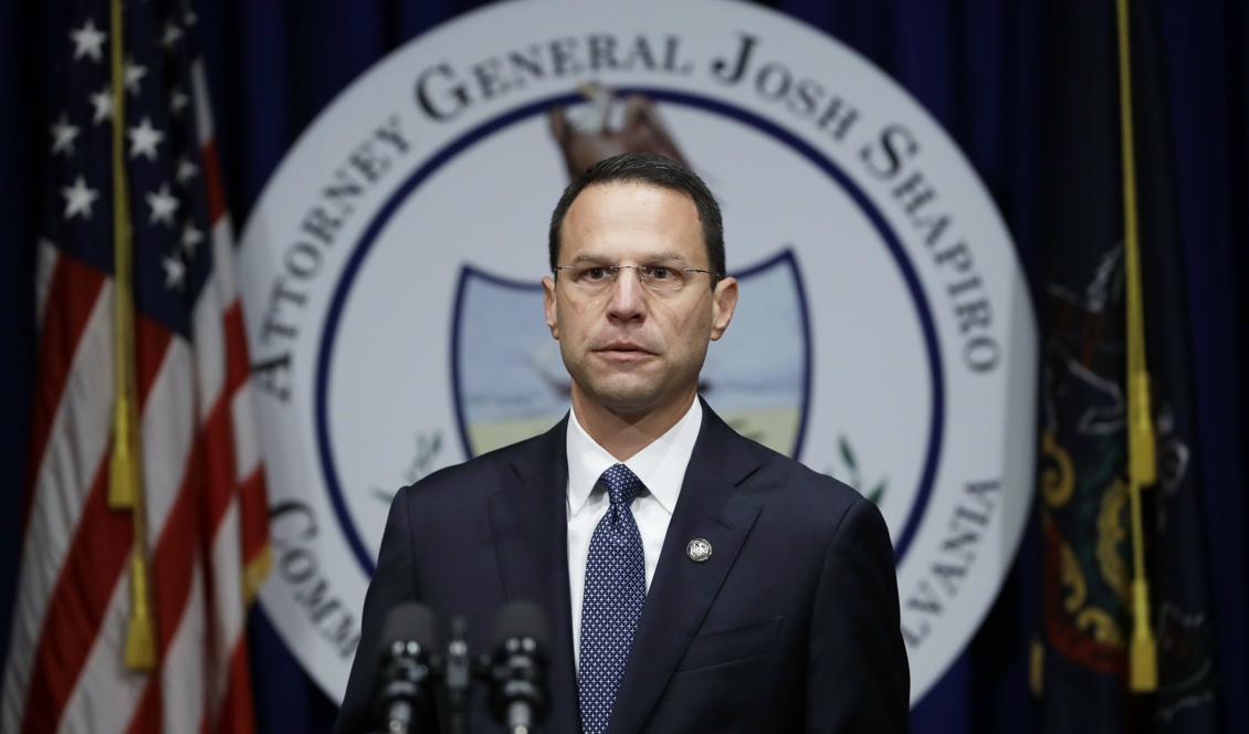 Chefen för åklagarmyndigheten i delstaten Pennsylvania, Josh Shapiro, presenterar rapporten om katolska kyrkans sexuella övergrepp på barn. Foto: Matt Rourke/AP/TT