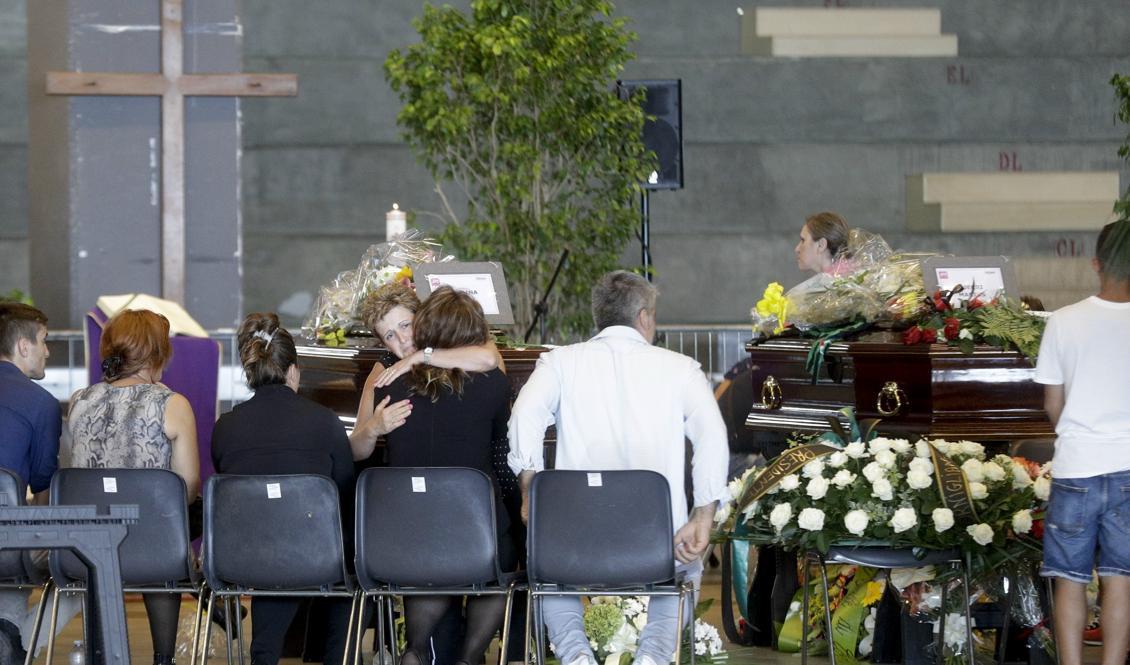 Italiens president Sergio Mattarella och premiärminister Giuseppe Conte ska delta vid statsbegravningen på lördagen. Redan i fredags samlades anhöriga för att sörja vid kistorna. Foto: Gregorio Borgia/AP/TT