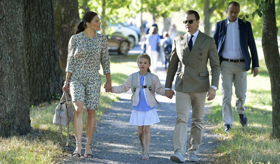 
Kronprinsessan Victoria, prinsessan Estelle och prins Daniel anländer till Campus Manilla på Djurgården i Stockholm. Foto: Jessica Gow/TT                                            