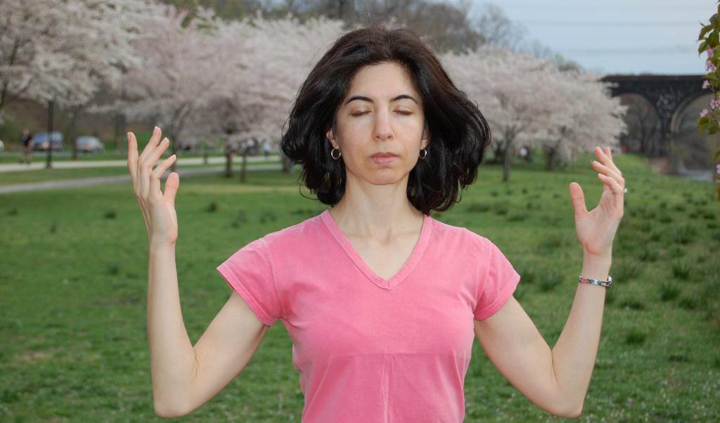 



Artikelförfattaren gör en meditationsövning i en park.                                                                                                                                                                                