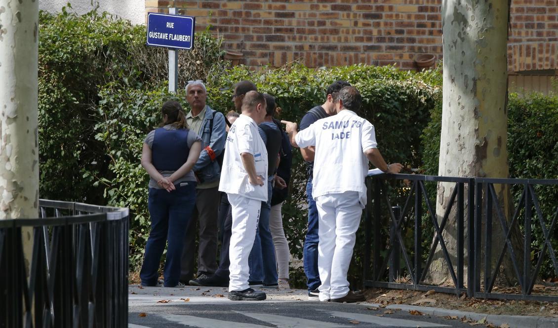 
Polis och sjukvårdspersonal vid brottsplatsen. Foto: Michel Euler/AP/TT                                            