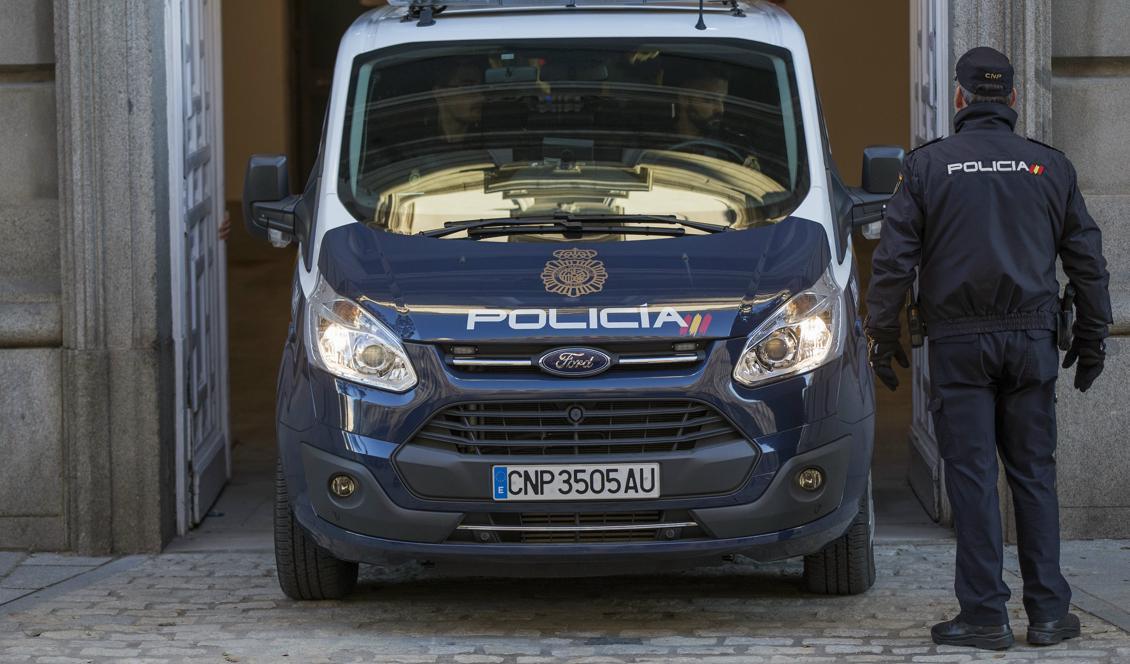 En man har skjutits till döds efter att ha attackerat en polisstation i närheten av Barcelona. Foto: Francisco Seco/AP/TT-arkivbild