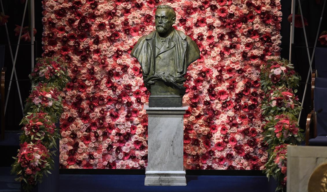 Alfred Nobel vakar över Nobelprisutdelningen i Konserthuset, vid 2016 års ceremoni. Foto: Jessica Gow/TT