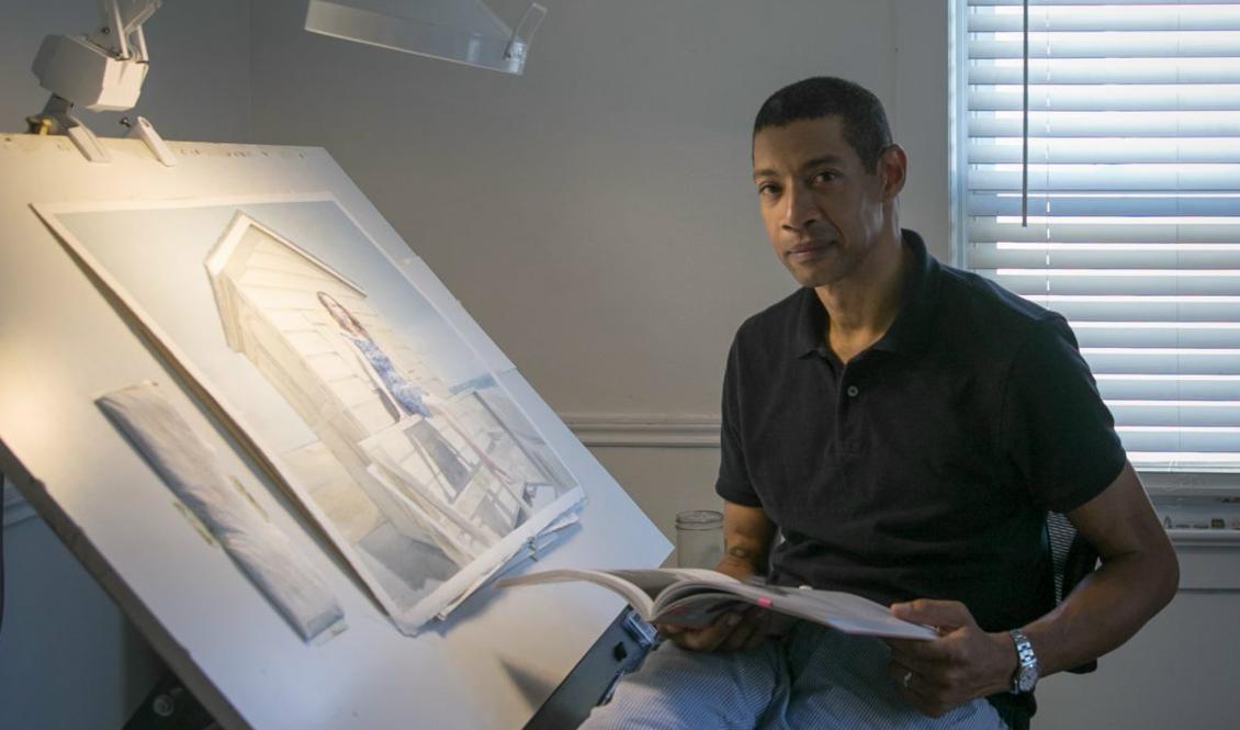 
Mario A Robinson visar sina målnignar, teckningar och boken i sin ateljé i Point Pleasant, New Jersey, 4 september 2018. Foto: Milene Fernandez/The Epoch Times                                            