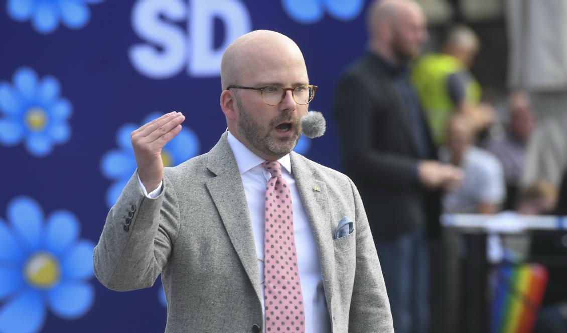 

Charlie Weimers, tidigare KD, värvas av SD och presenteras av partiledare Jimmie Åkesson under ett torgmöte på Stora torget i Motala. Foto: Fredrik Sandberg/TT                                                                                        