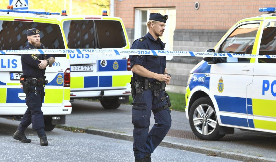 Polisen på plats efter skjutningen i Huddinge. Foto: Claudio Bresciani/TT