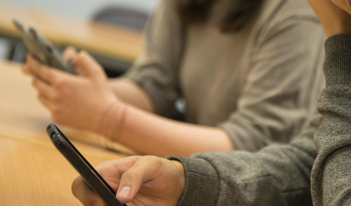 
En förbjuden syn i franska skolor, om det nya strängare mobilförbudet visar sig kunna tillämpas. Foto: Erik Nylander/TT-arkivbild                                            