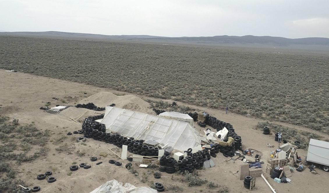 Den ensligt belägna egendomen i Taos County, New Mexico, där 13-åringen undsattes tillsammans med tio andra barn. Drönarbild från dagarna efter tillslaget. Foto: Karl Brennan/AP/TT