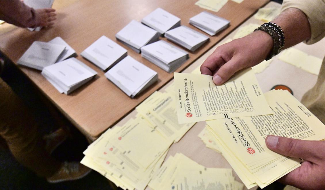 Utlandsrösterna och de sent inkomna förtidsrösterna räknas under onsdagen. Foto: Johan Nilsson/TT-arkivbild