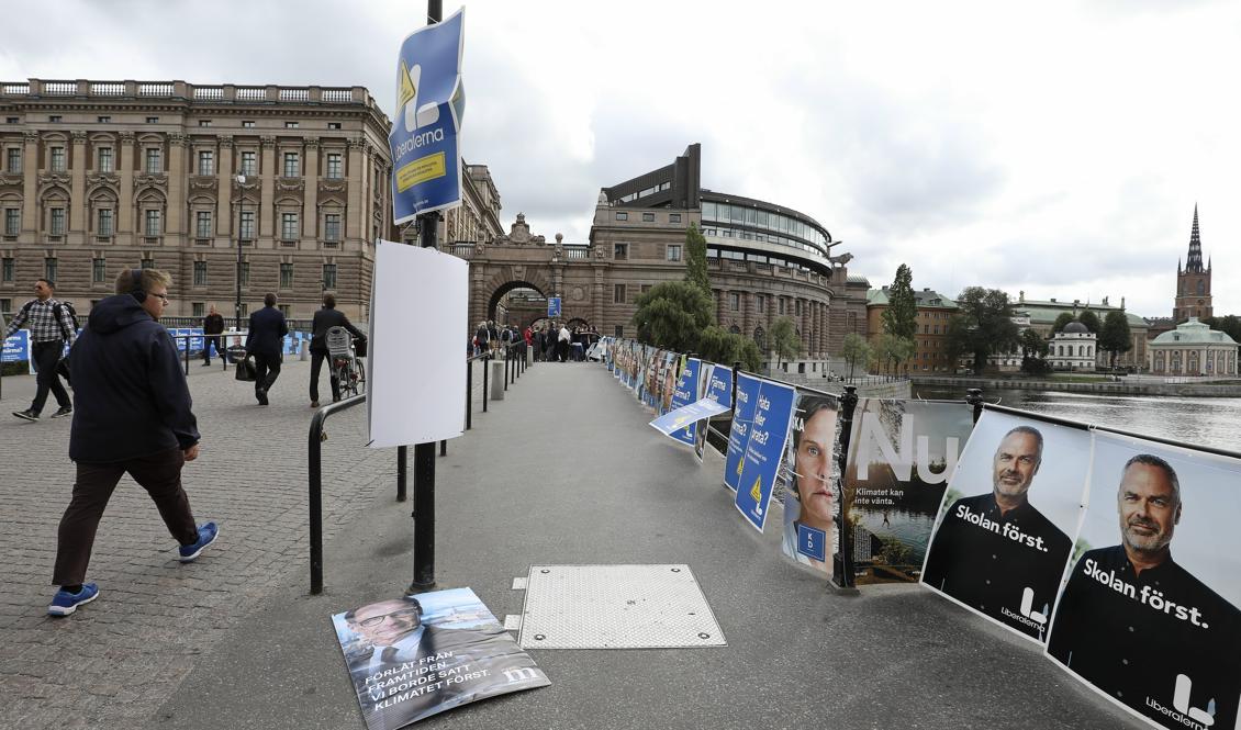 
Valaffischer vid riksdagshuset i Stockholm den 10 september – dagen efter valet. Foto: Sören Andersson/TT                                            