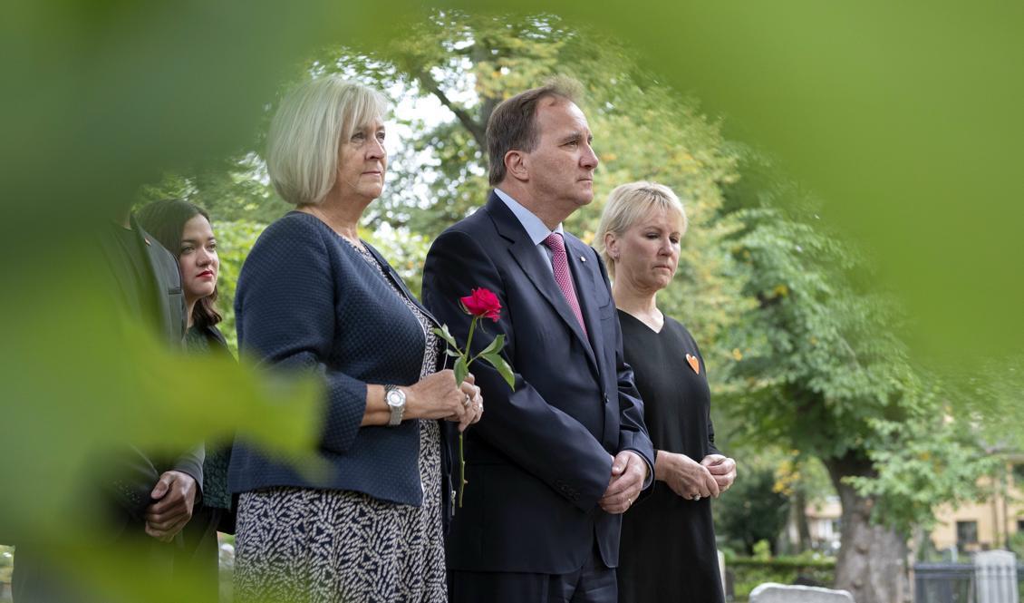 



Ulla Löfven, statsminister Stefan Löfven (S) och utrikesminister Margot Wallström (S) besöker Anna Lindhs grav på Katarina kyrkogård i Stockholm. Foto: Jessica Gow/TT                                                                                                                                                                                