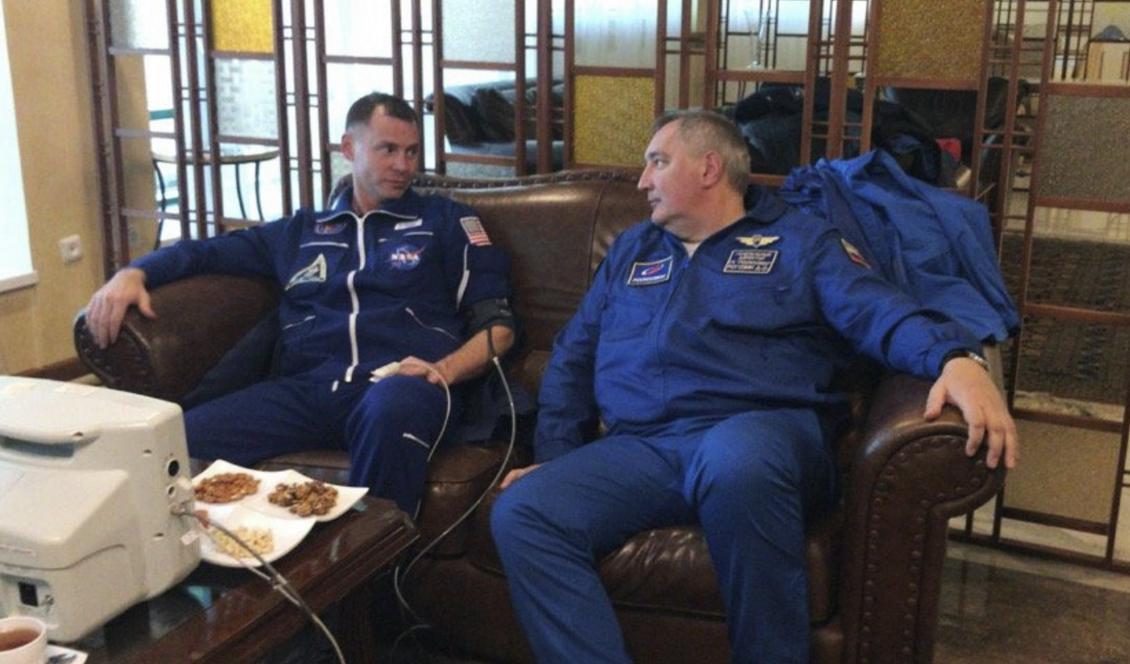 





Ombord på Sojuzfarkosten fanns den ryske kosmonauten Alexej Ovtjinin och den amerikanske astronauten Nick Hague. Här syns de båda efter nödlandningen. Foto: Roscosmos via AP/TT                                                                                                                                                                                                                                                                        