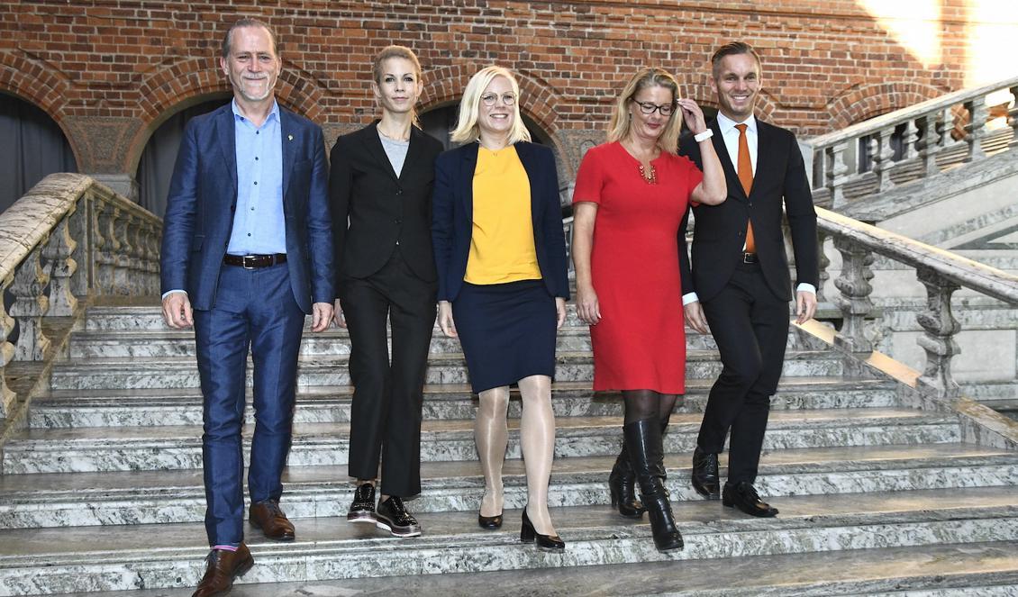 
Miljöpartiets Daniel Helldén, Moderaternas Anna König Jerlmyr, Centerpartiets Karin Ernlund, Liberalernas Lotta Edholm och Kristdemokraternas Erik Slottner. Partiföreträdarna ska styra Stockholms stad tillsammans under de kommande fyra åren.  Foto: Claudio Bresciani/TT                                            