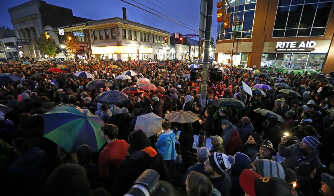 
Tusentals människor samlades i Squirrel Hill i Pittsburgh på lördagskvällen, där elva personer tidigare under dagen sköts ihjäl inne i en synagoga. Foto: Gene J. Puskar/AP/TT                                            