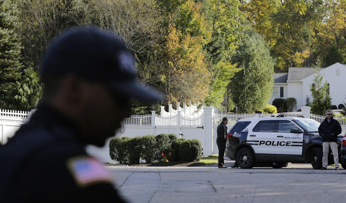
Polis utanför Hillary och Bill Clintons bostad norr om New York. Foto: Seth Wenig/AP/TT                                            