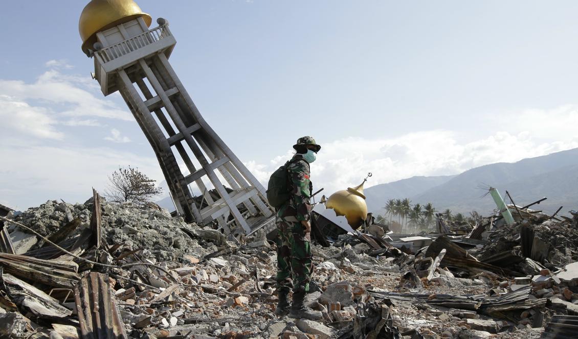 En indonesisk soldat står framför en raserad moské i stadsdelen Balaroa i Palu, Indonesien. Foto: Aaron Favila/AP/TT