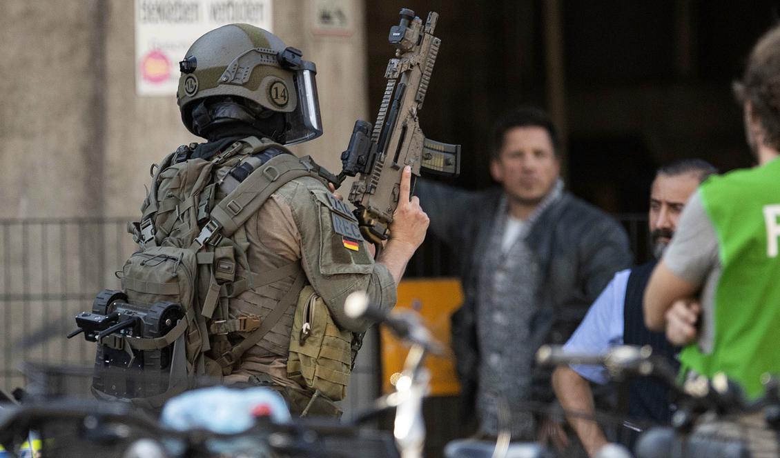 
Tyska specialpoliser deltog i insatsen i Köln. Foto: Marius Becker/AP/TT                                            