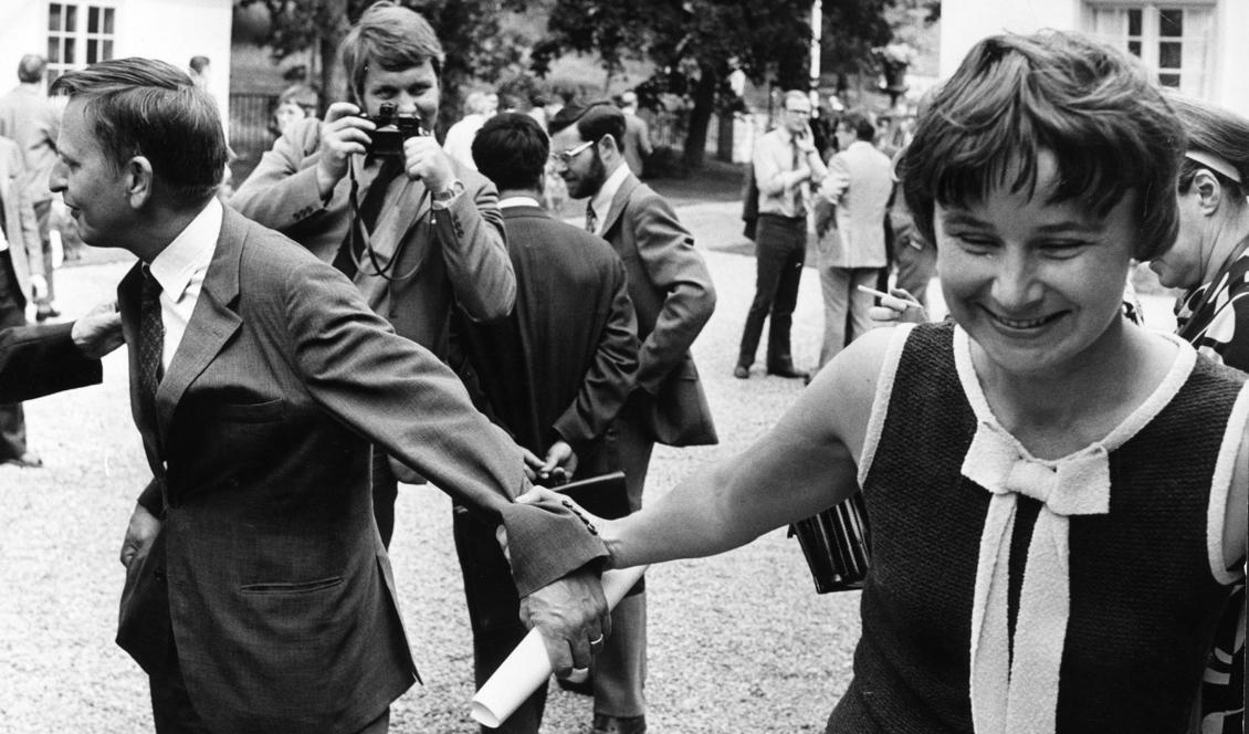 
Konferens på Harpsund 1971 och Lisbeth Palme försöker få med sig Olof Palme. Foto: Olle Lindeborg/TT-arkivbild                                            